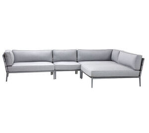 L-formet sofa i lysegrå med minimalistiske puder og metalramme. Elegant og moderne design.